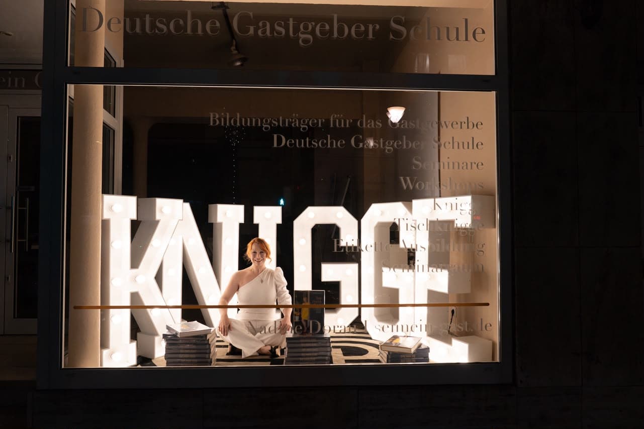 KNIGGE – Deutsche Gastgeber Schule, Schaufenster von Nadine Dorau
